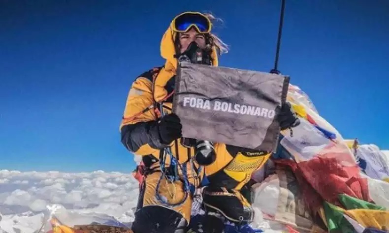 Brasileiro chega ao cume do Everest e abre faixa “Fora Bolsonaro”
