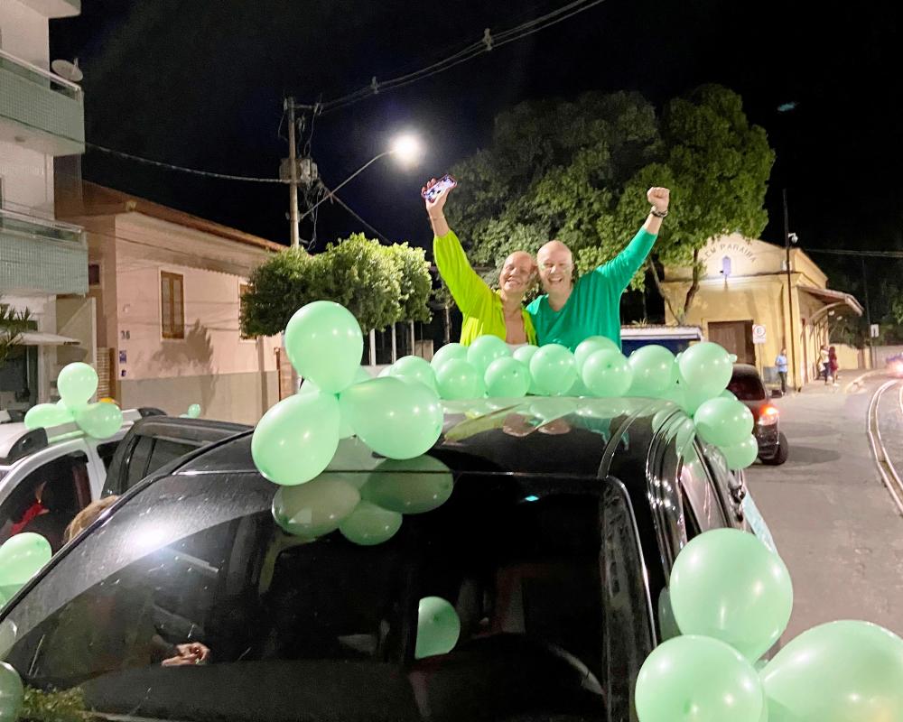 Amigas fazem carreata para comemorar sua última quimioterapia